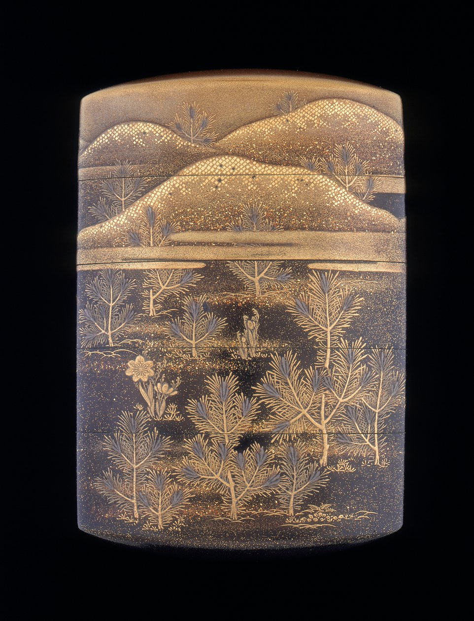 Makie laca inro decorada com pinheiros estilizados e colinas, final do período Edo, Japão, 1750-1850 de Unbekannt