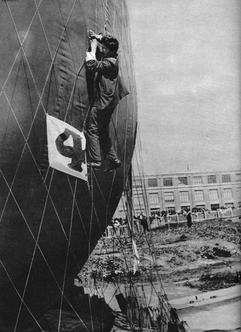 Fazendo ajustes na rede de um balão antes de prender a cesta, c1935 c1937 de Unbekannt
