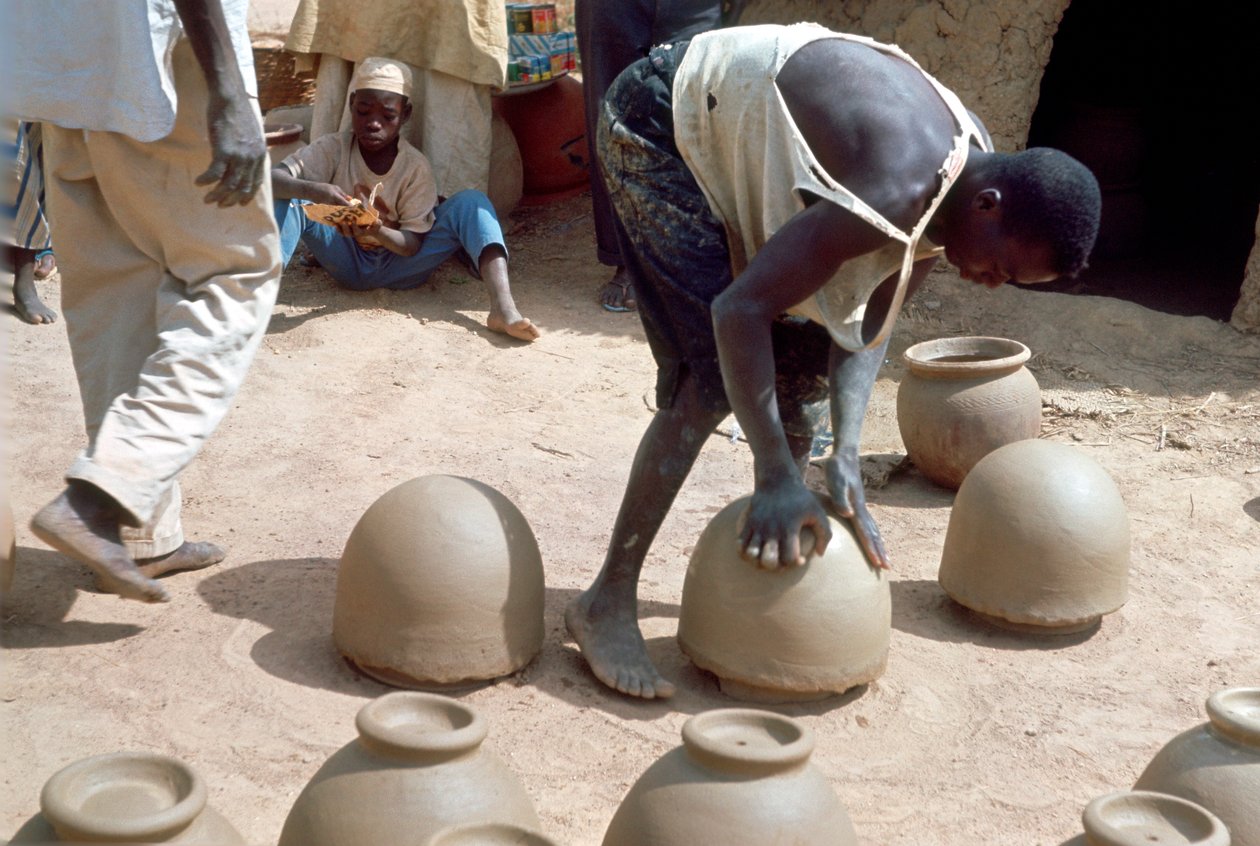 Fazendo panelas sem roda, Nigéria, c1966 de Unbekannt