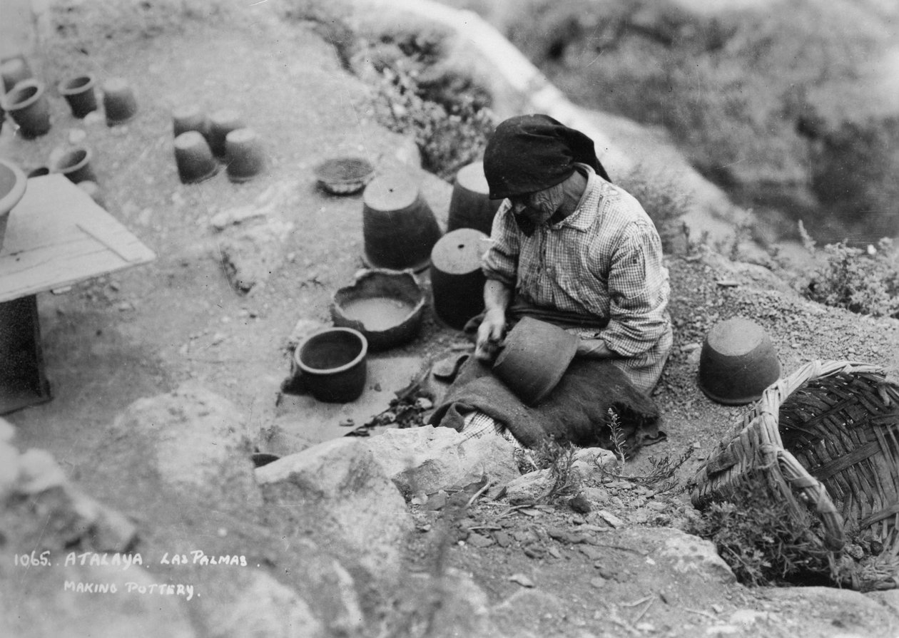 Fazendo cerâmica, Atalaya, Las Palmas, Gran Canaria, Ilhas Canarias, Espanha, c1920s-c1930s de Unbekannt