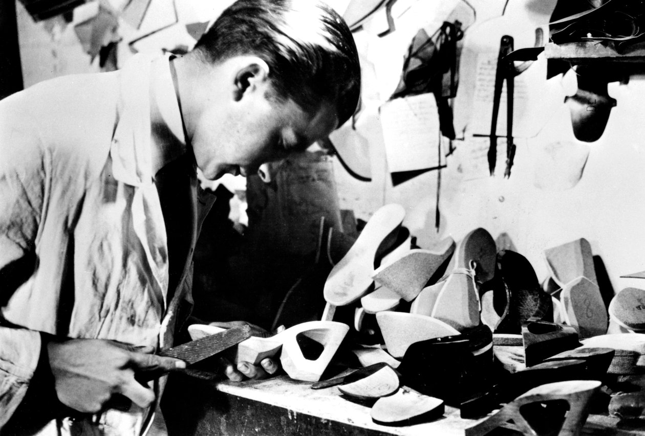 Fabricando solas de sapatos de madeira, Paris ocupada pela Alemanha, fevereiro de 1941 de Unbekannt