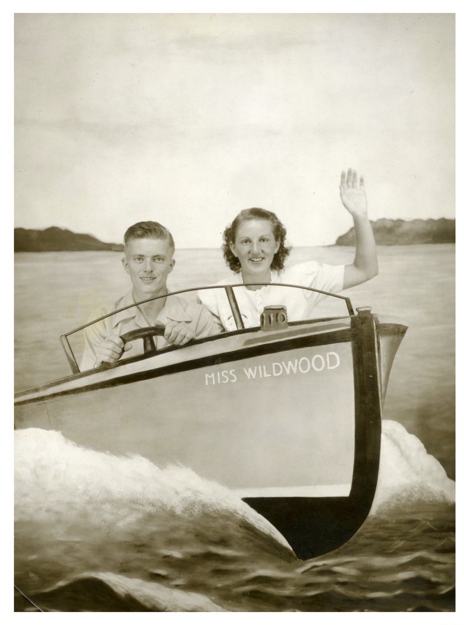 Homem e Mulher num barco chamado "Miss Wildwood" c.1940(foto) de Unbekannt