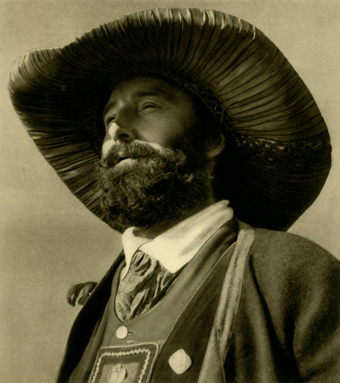 Homem em traje tradicional, Tirol, Áustria, c1935. de Unbekannt