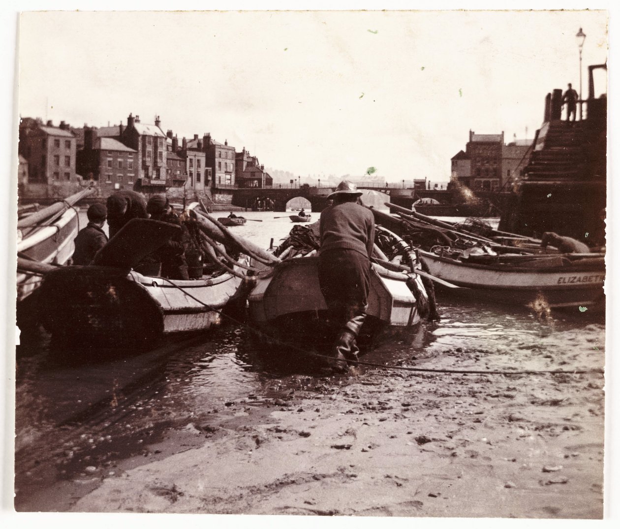 Homem a lançar um barco de pesca, Whitby Harbour, c 1901 de Unbekannt