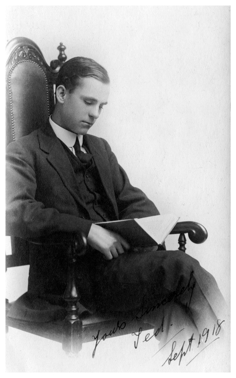 Homem sentado em uma cadeira, lendo um livro, 1918 de Unbekannt