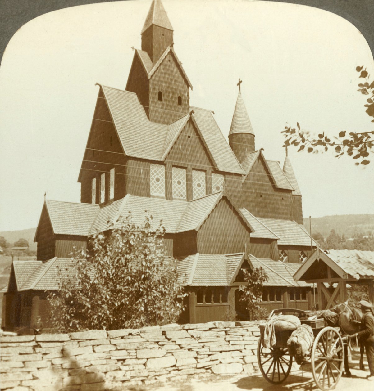 Muitas igreja de madeira de duas águas com arcada do século XII e torretas, Hitterdal, Noruega, c1905. de Unbekannt