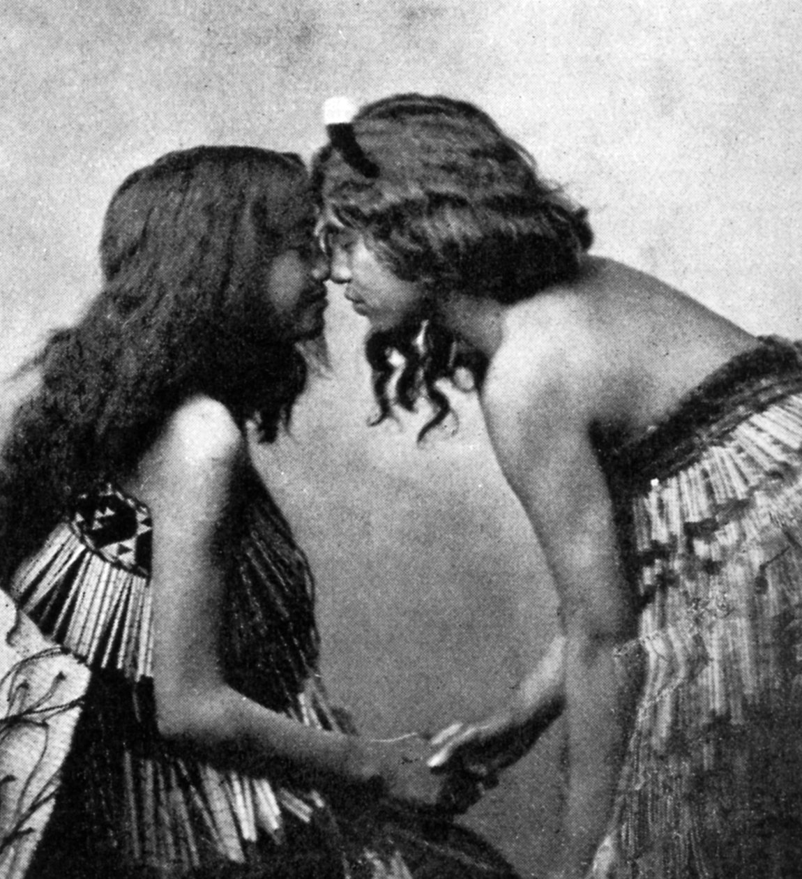 Meninas Maori esfregando o nariz, c1920 de Unbekannt