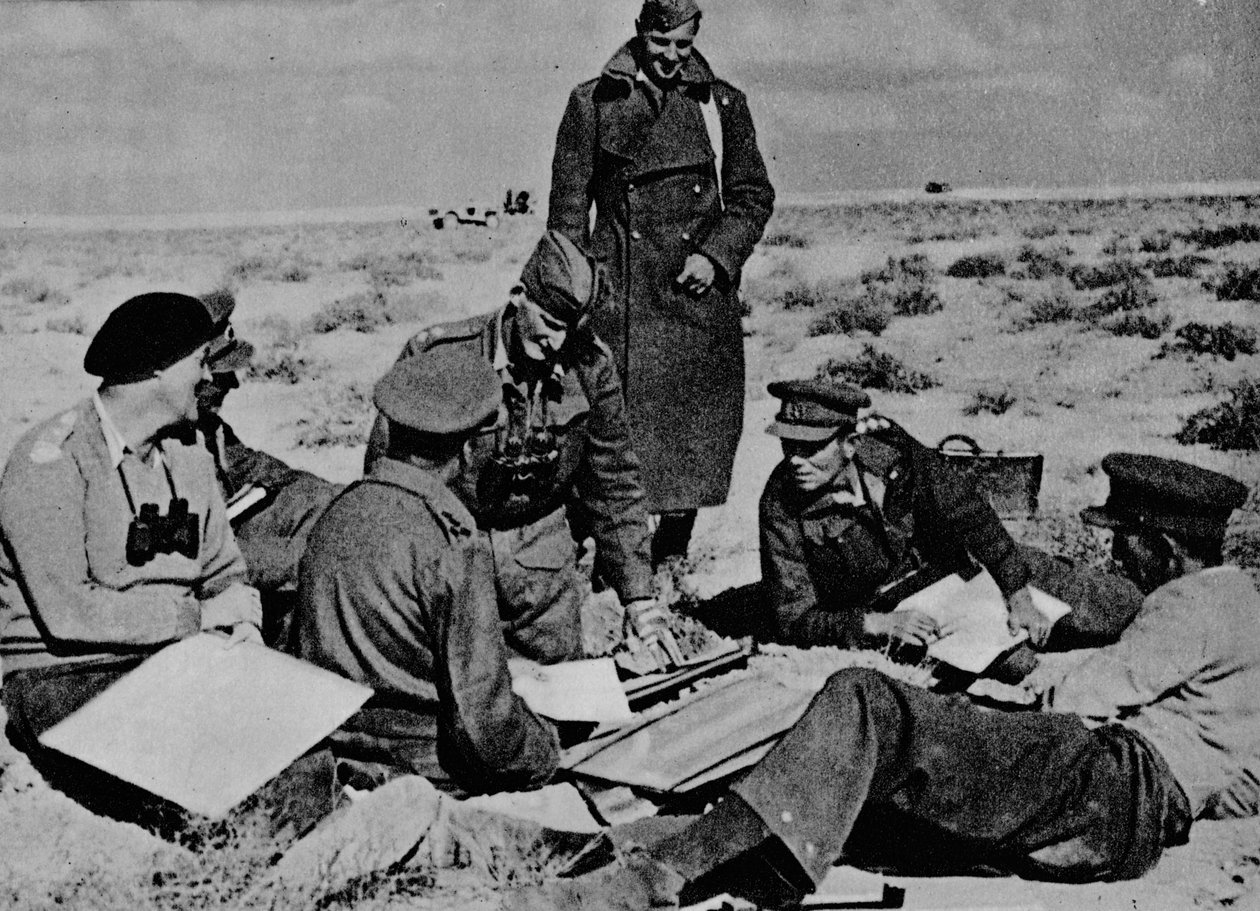 Mapas e planos estão espalhados na areia, 1942 1944 de Unbekannt