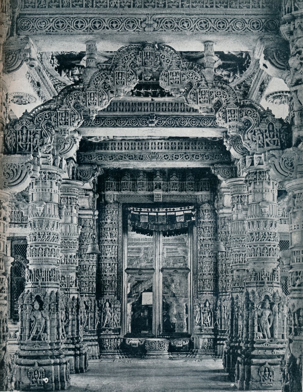 Escultura de mármore em uma entrada para um templo Jain em Dilwara, o Monte Abu, c1100. de Unbekannt