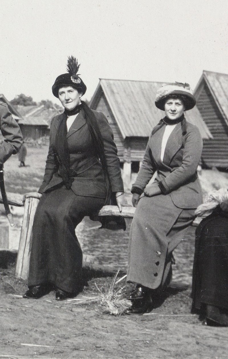 Maria Evgenyevna Golovina, secretária da direita de Rasputin e Julia Alexandrovna Den, 1912-1913 de Unbekannt