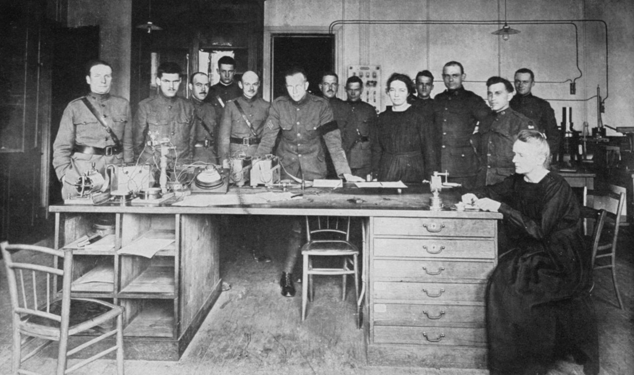 Marie Curie, física francesa nascida na Polônia, no Institute of Radium, Paris, 1919 de Unbekannt