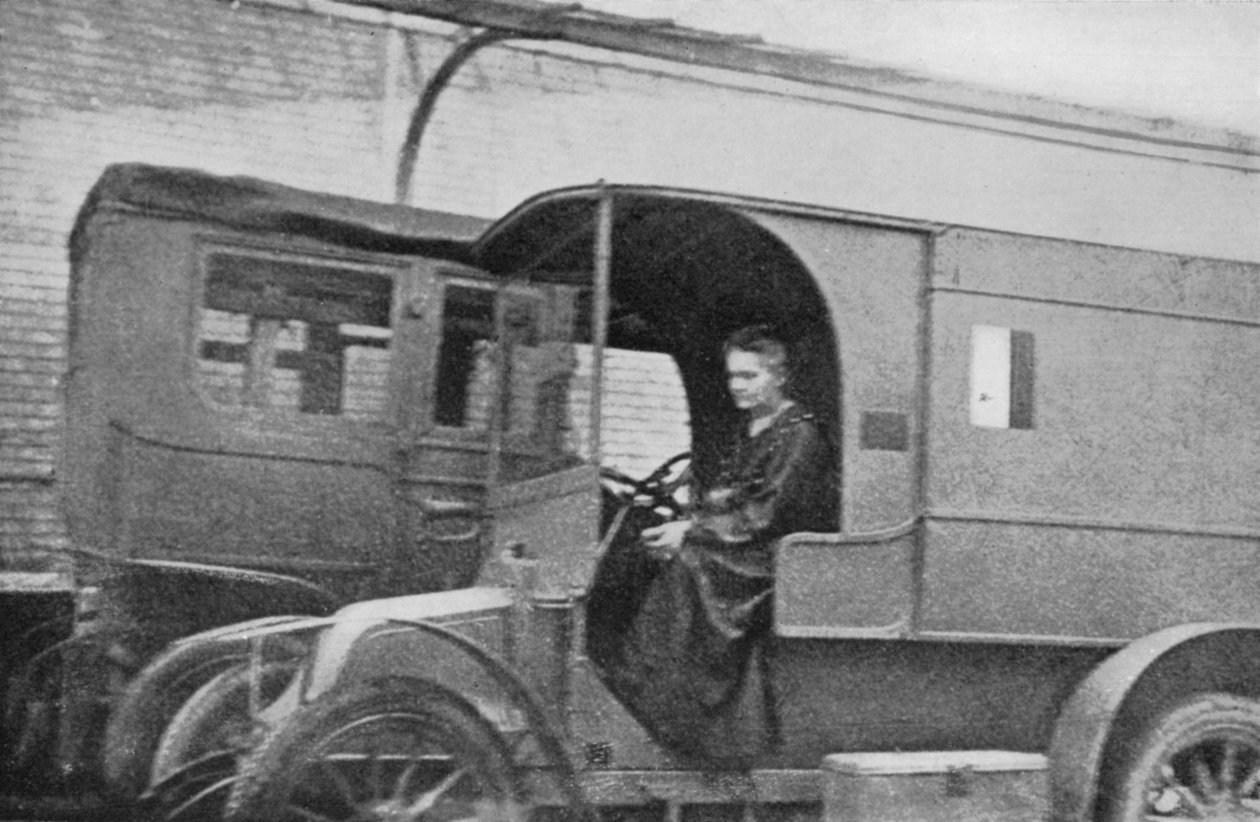 Marie Curie, física francesa nascida na Polônia, dirigindo um carro convertido em uma unidade radiológica, 1914 de Unbekannt