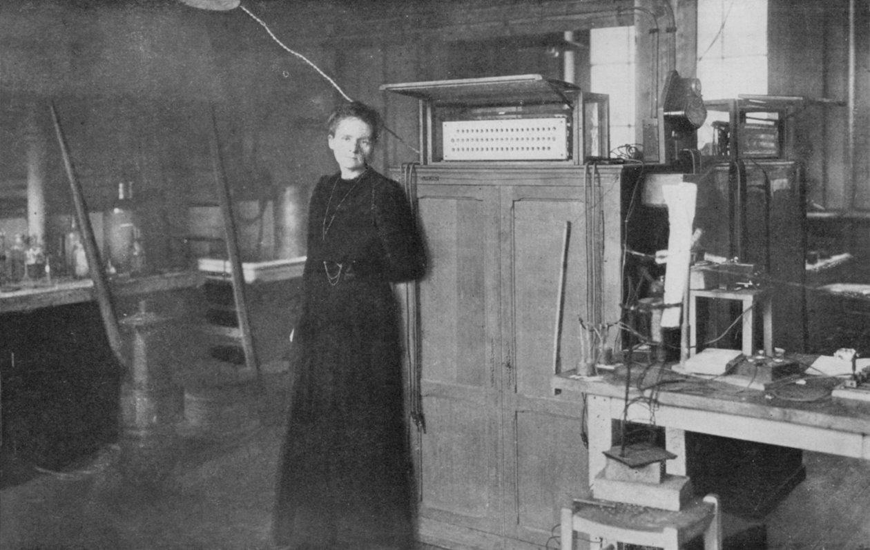 Marie Curie, física francesa nascida na Polônia, em seu laboratório, 1912 de Unbekannt