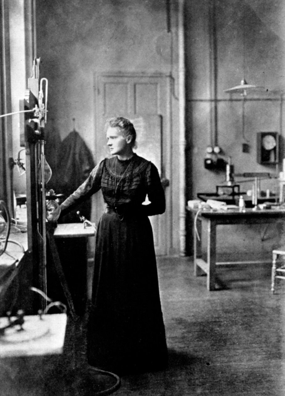 Marie Curie, física francesa nascida na Polônia em seu laboratório, 1912 de Unbekannt