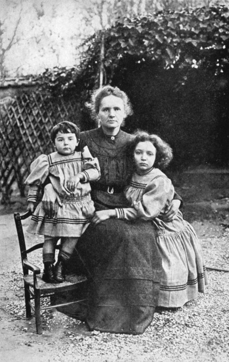 Marie Curie, física francesa de origem polonesa, com suas filhas Eve e Irene, 1908 de Unbekannt
