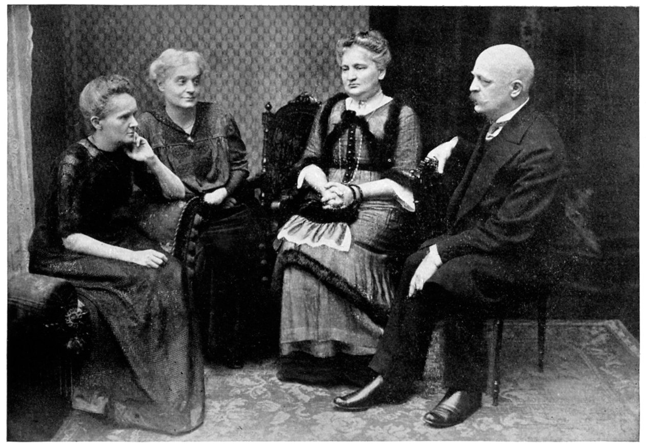Marie Curie, física francesa de origem polonesa, com membros de sua família em Varsóvia, Polônia, 1912 de Unbekannt