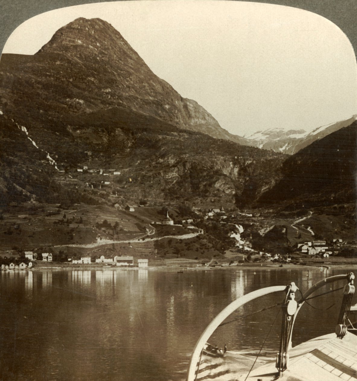 Marok e as alturas gigantes por trás dele, SSE de Geirangerfjord, Noruega, c1905. de Unbekannt