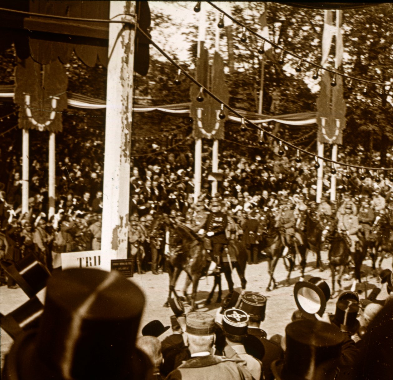 Marechal Ferdinand Foch e General Joseph Joffre durante o desfile da vitória, Paris, França, 1918 de Unbekannt