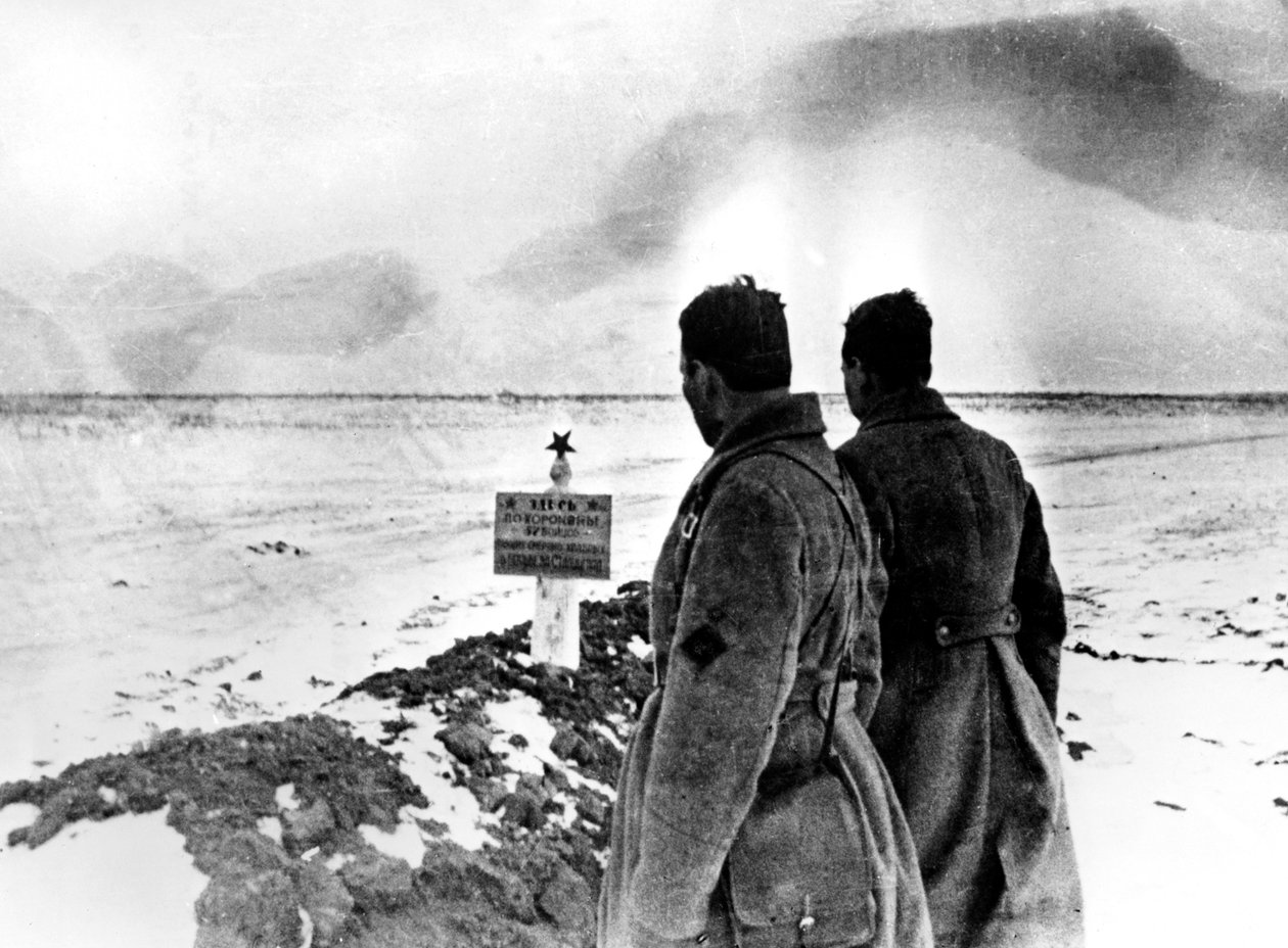 Sepultura em massa de soldados russos, frente de Stalingrado, Rússia, janeiro de 1943 de Unbekannt