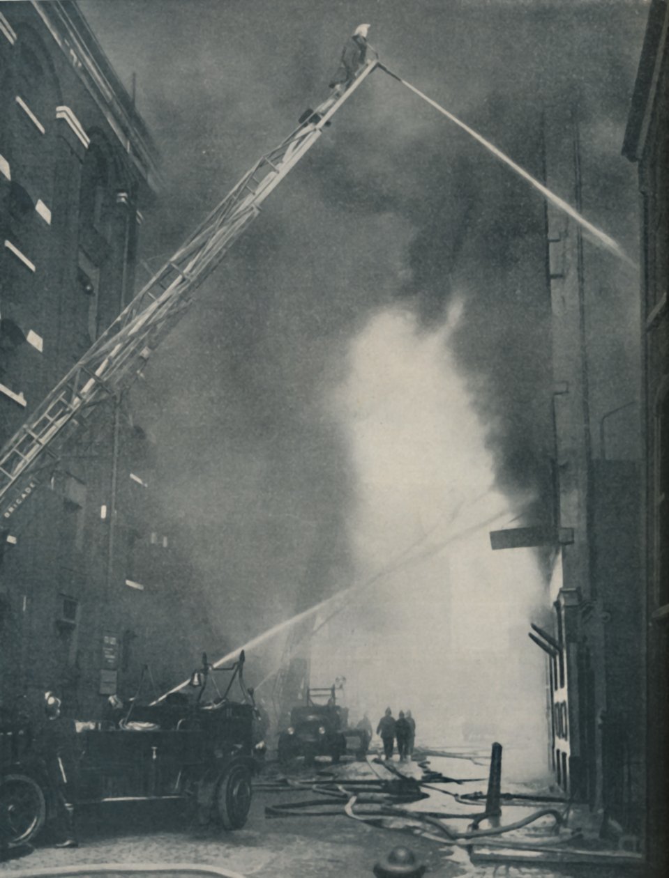 Forças em massa do bombeiro moderno confrontado com um incêndio na cidade, c1935 de Unbekannt