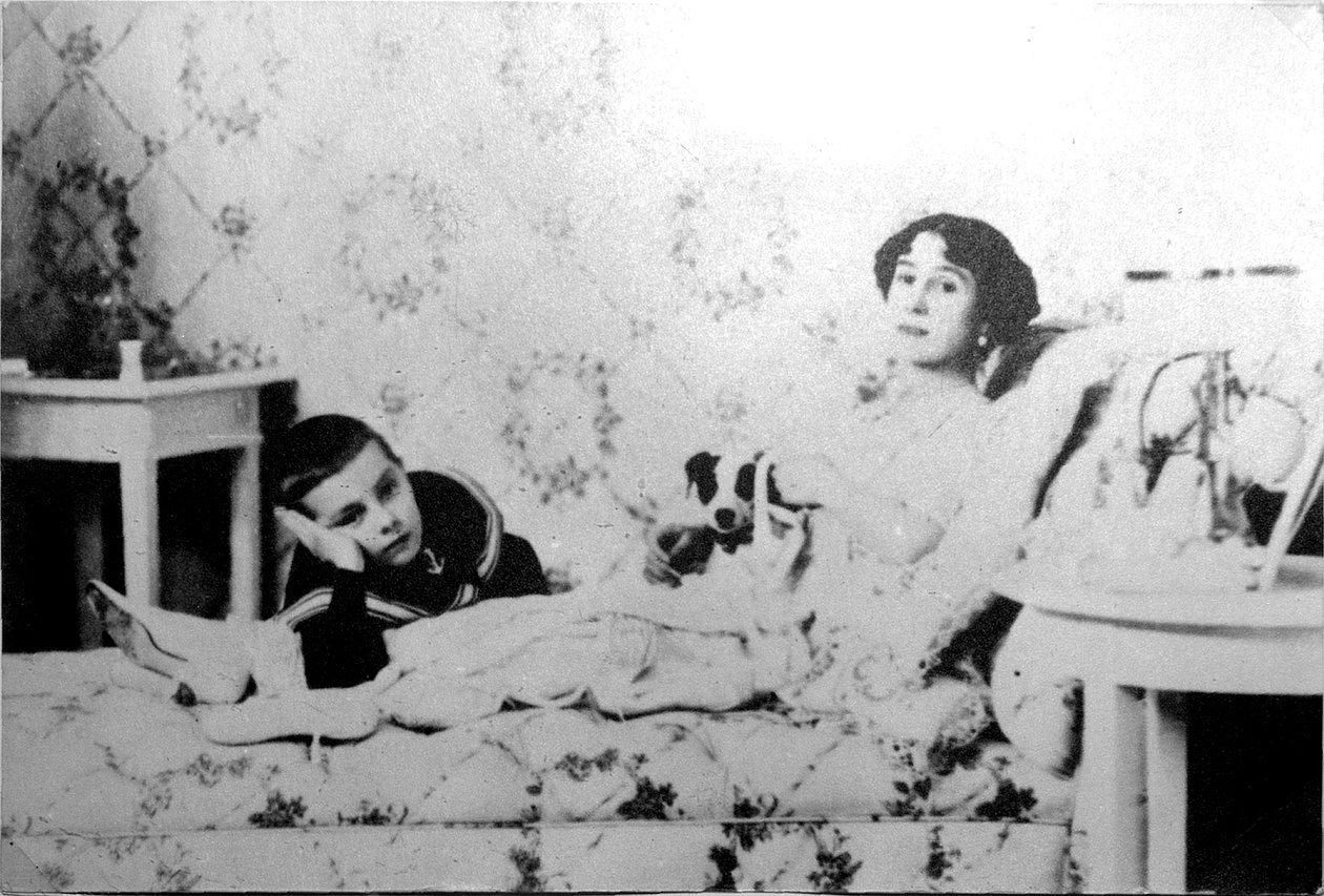 Mathilde Kschessinska, bailarina prima russa, com seu filho, Volodya, 1910 de Unbekannt