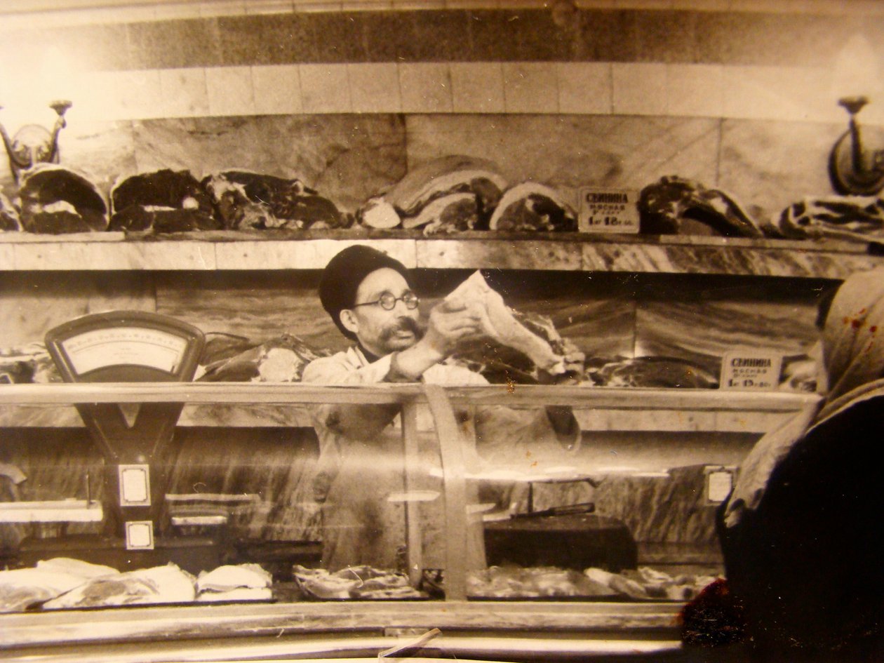 Balcão de carne em uma loja de comida soviética, URSS, década de 1960 de Unbekannt