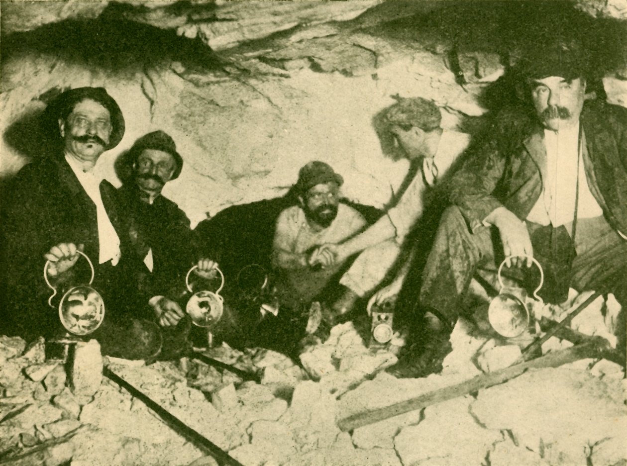 Reunião das duas partes chatas no piercing final do túnel de Lotchberg, c1930. de Unbekannt