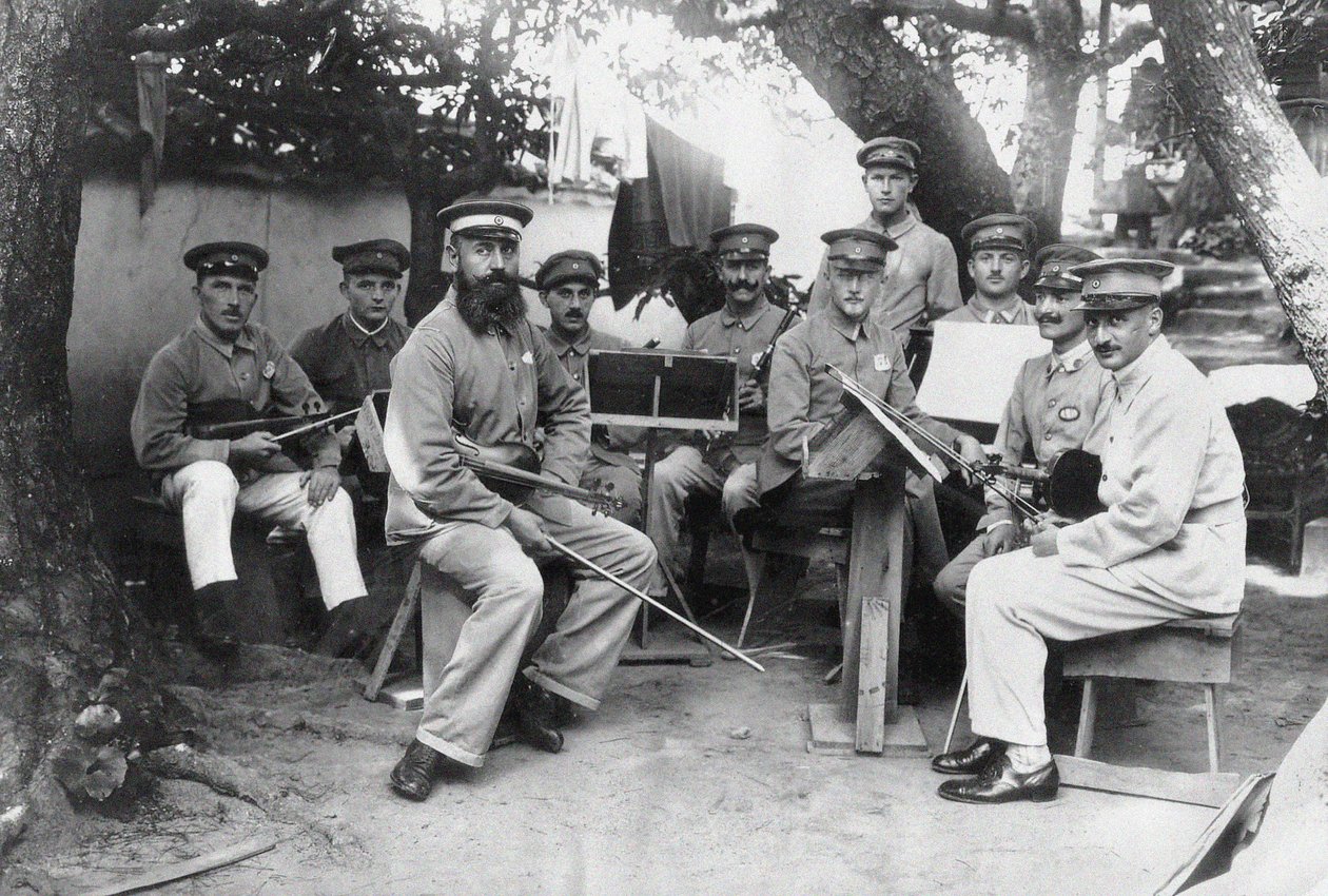 Membros de uma orquestra alemã do campo de prisioneiros de guerra Bando na província de Tokushima, c. 1917. de Unbekannt