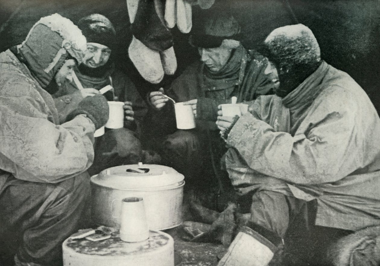 Membros do Partido Polar que comem uma refeição no acampamento, c1911, 1913 de Unbekannt