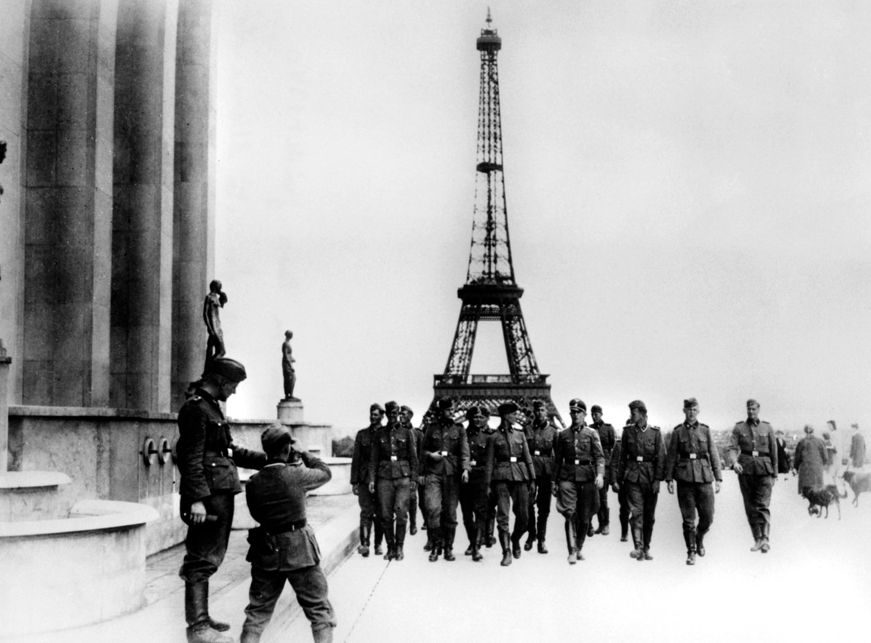 Membros da SS visitando a Torre Eiffel, Paris, julho de 1940 de Unbekannt