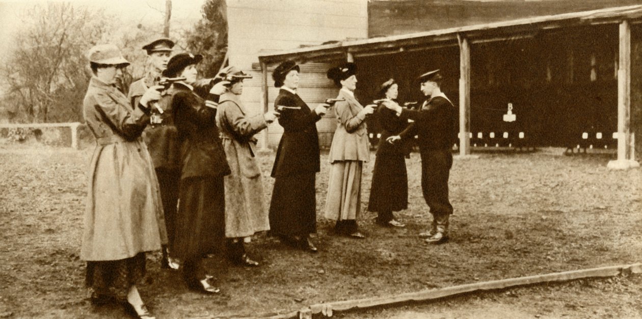 Membros do WRNS na prática de revólver, 1915, 1935. de Unbekannt