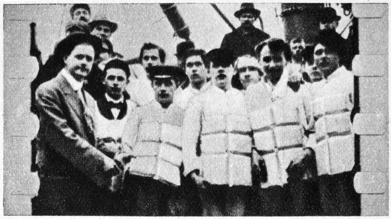 Membros da tripulação do Titanic em seus coletes salva-vidas, 1912 de Unbekannt