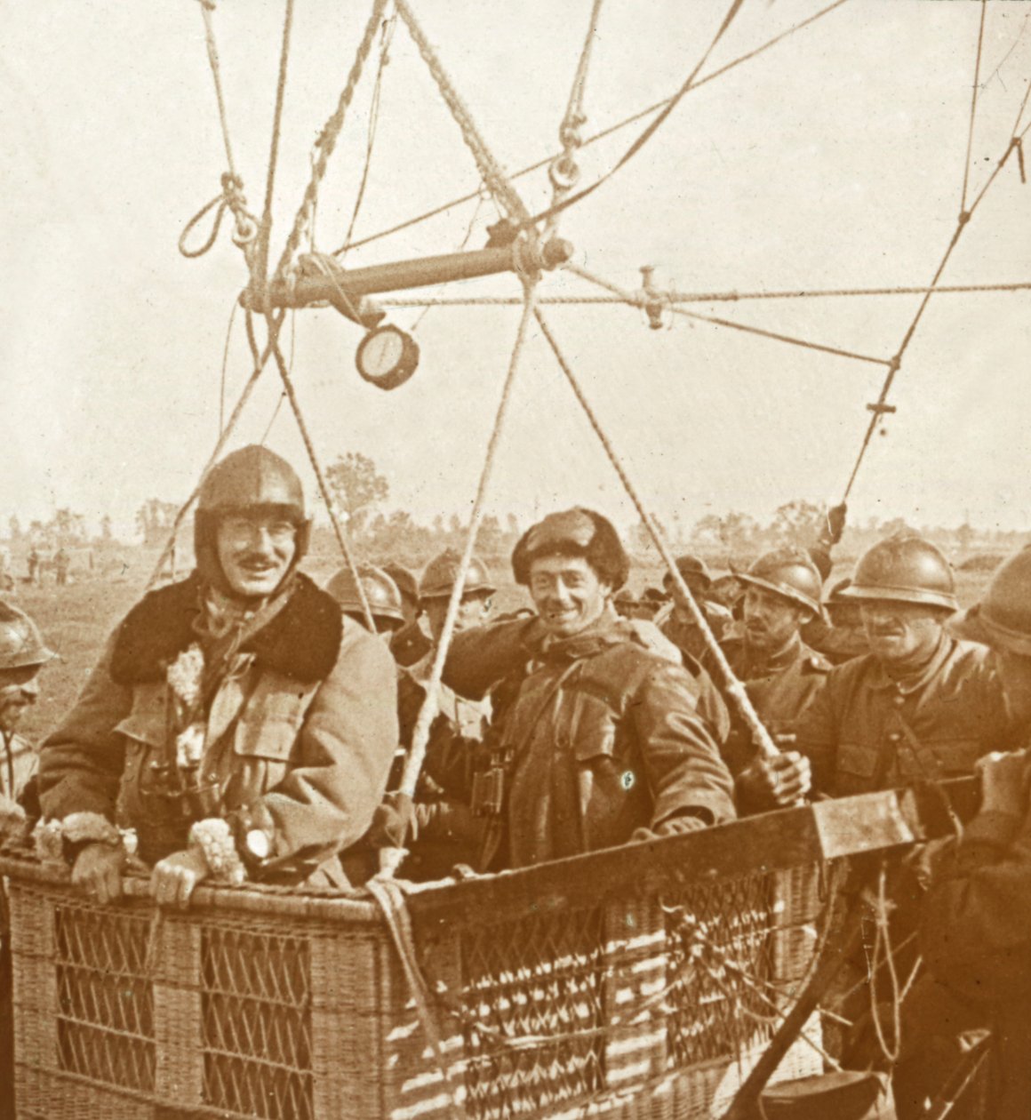 Homens na cesta do balão de observação, c1914-c1918 de Unbekannt