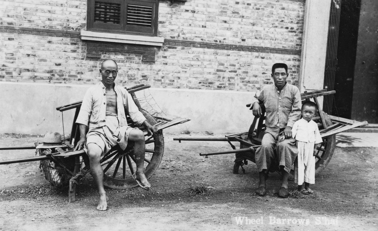 Homens com carrinhos de mão, Vietnã, século XX de Unbekannt