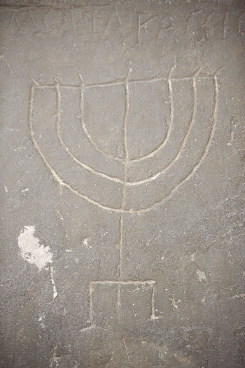 Menora (Menorah) esculpida numa antiga lápide, Budapeste, Hongrie de Unbekannt