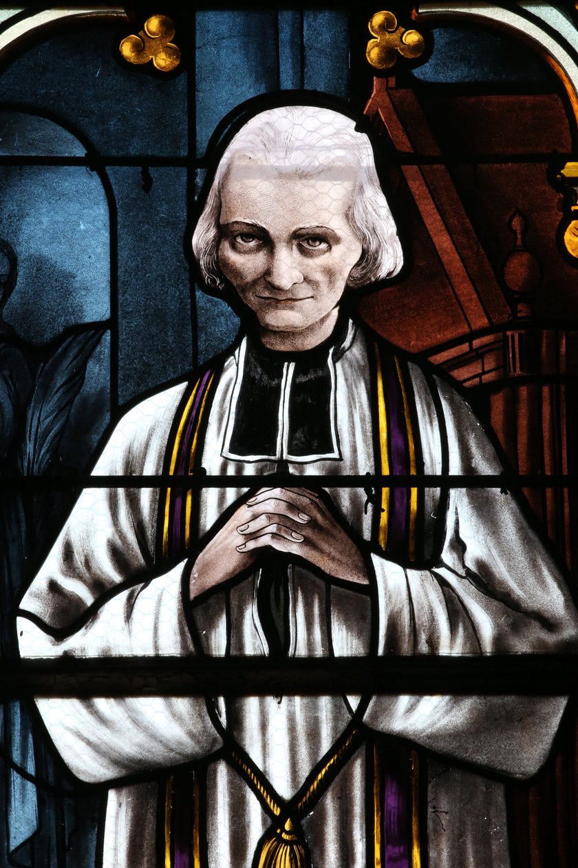 A igreja de Mezilles. Janela de vidro manchado. São João Maria Vianney. Cura de Ars. França - abbe Jean Marie Vianney (Vianey, Viannay, Viennet), dit le Cure d
