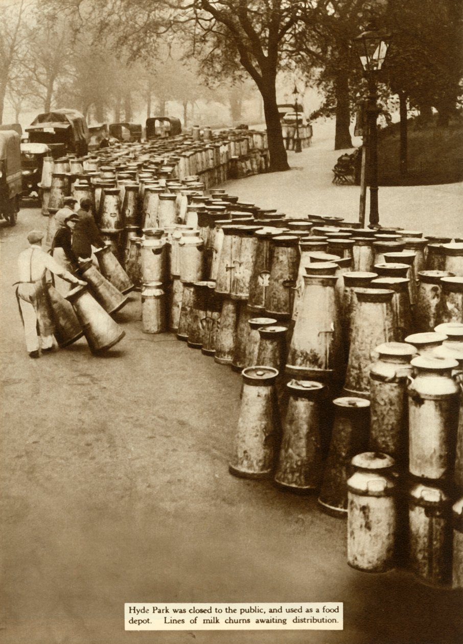 Batedeiras de leite no Hyde Park durante a Greve Geral, Londres, 1926, 1935. de Unbekannt