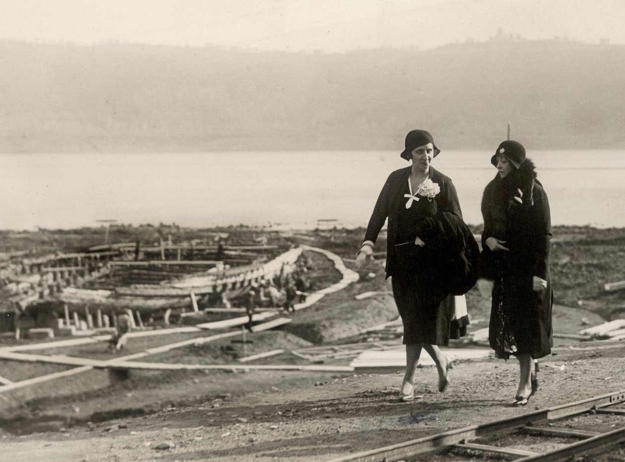 Millicent Veronica Willison, esposa de William Randolph Hearst, visitando a obra de recuperação dos antigos navios romanos do Lago de Nemi, c.1930 (foto a p/b) de Unbekannt
