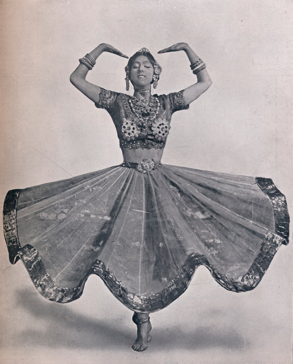 Miss Ruth St. Denis em sua Notável Dança das Índias Orientais no Teatro Aldwych, 1906 de Unbekannt