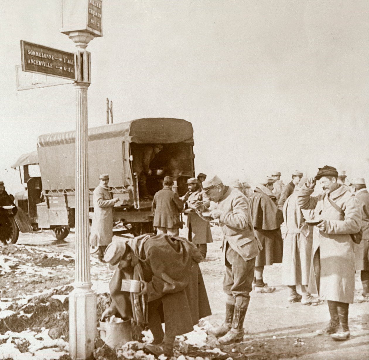 Cozinha móvel na Via Sacra, Verdun, norte da França, c1914-c1918. de Unbekannt