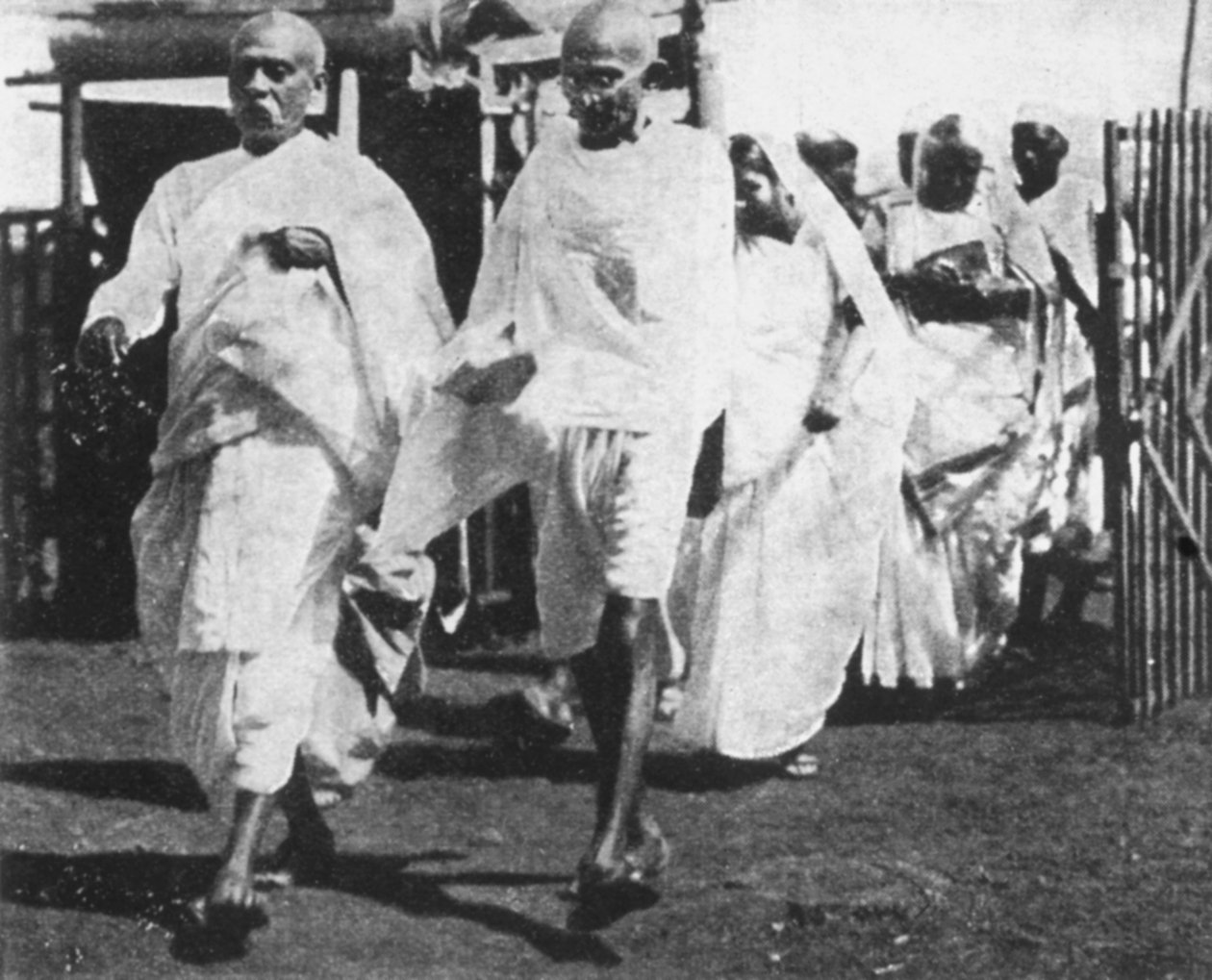 Mohandas Gandhi, líder nacionalista indiano, a caminho do Congresso, 1932 de Unbekannt