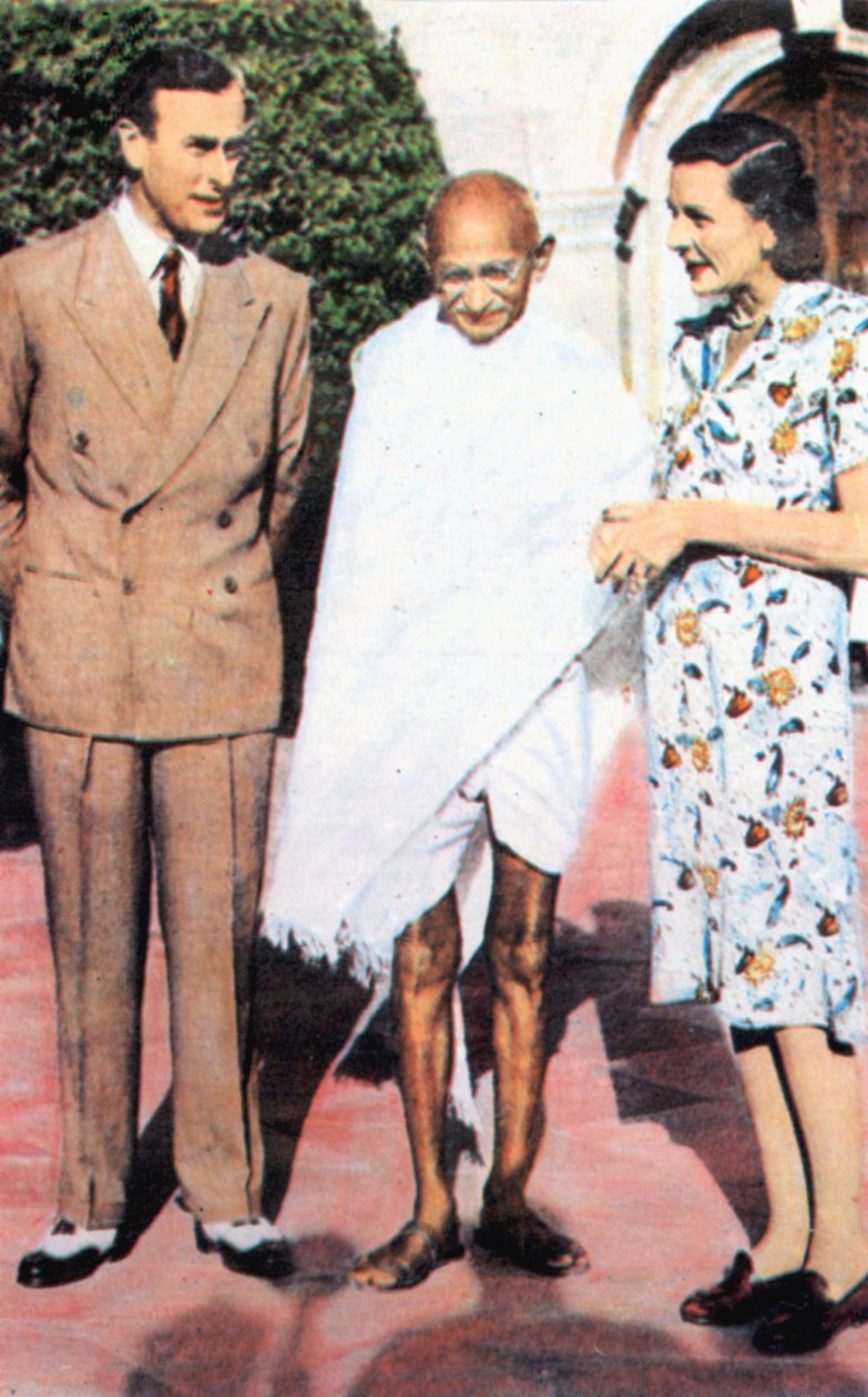 Mohondas Karamchand Gandhi 1869-1948, entre Lord e Lady Mountbatten de Unbekannt