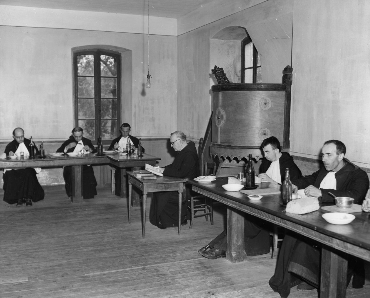 Monges no jantar no refeitório, Asile St Leon, França, c1947-1951 de Unbekannt