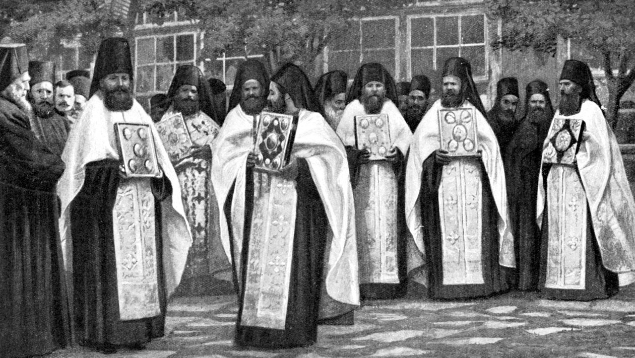 Monges da igreja grega carregando volumes da Liturgia, Grécia, 1922 de Unbekannt
