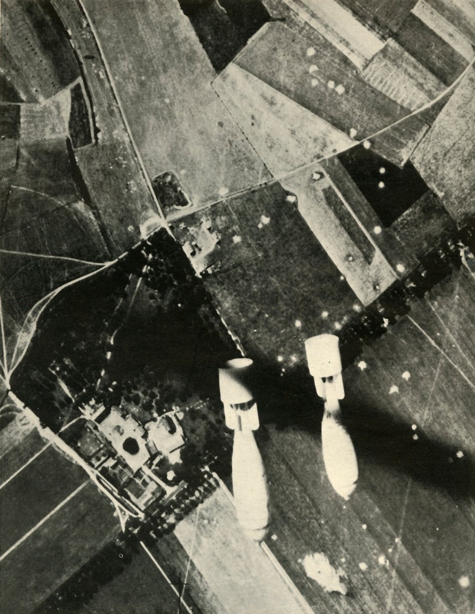 Mais bombas britânicas em um aeródromo inimigo, 1939-1940, 1941. de Unbekannt