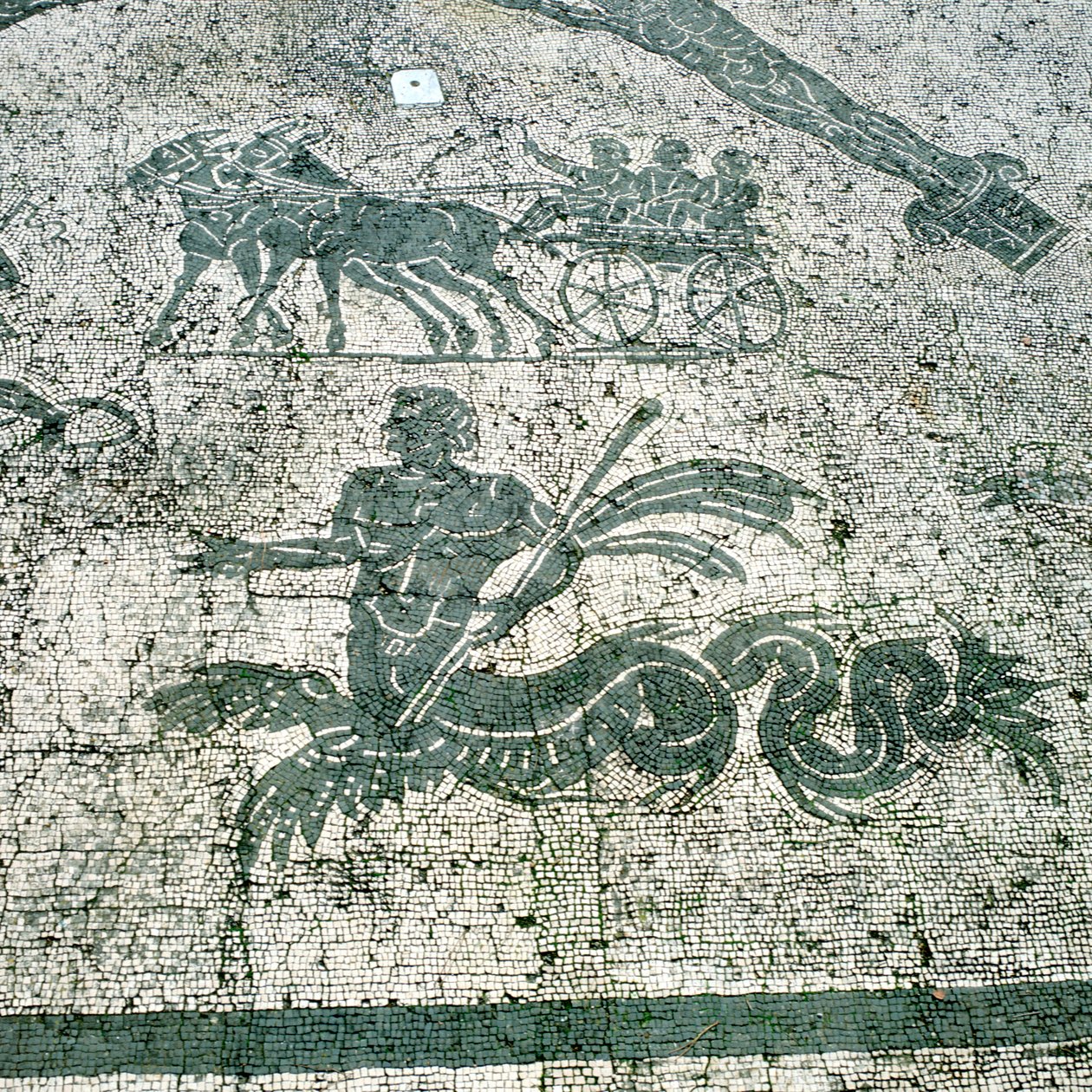 Mosaico, Carrinhos puxados por mulas com viajantes, Cisarii. século 1 dC de Unbekannt