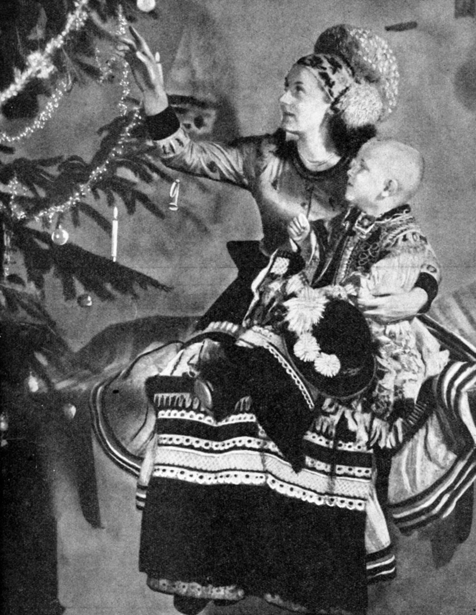 Mãe e filho com árvore de Natal, povo Matyo, Miskole, Hungria, 1936 de Unbekannt