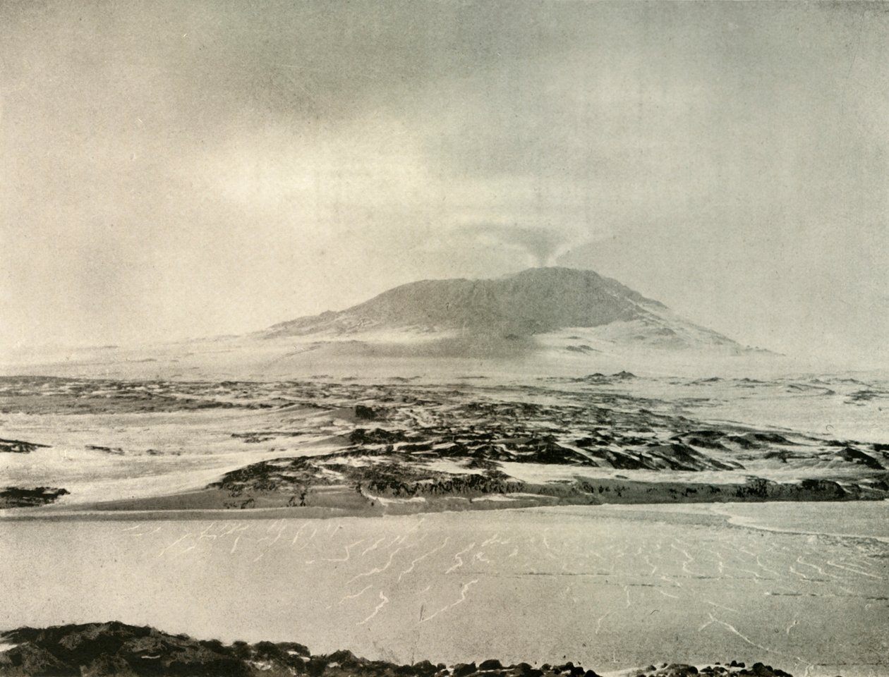 Monte Erebus em erupção em 14 de junho de 1908, 1909 de Unbekannt