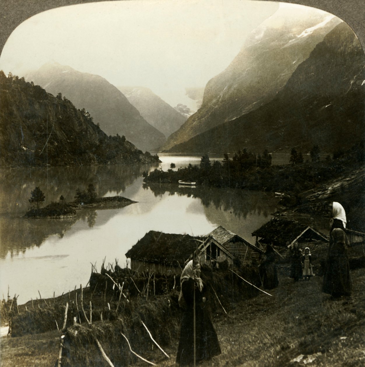 Lago Loen com paredes de montanha - incomparável em beleza e grandeza - da fazenda Seten, Noruega, c1905. de Unbekannt
