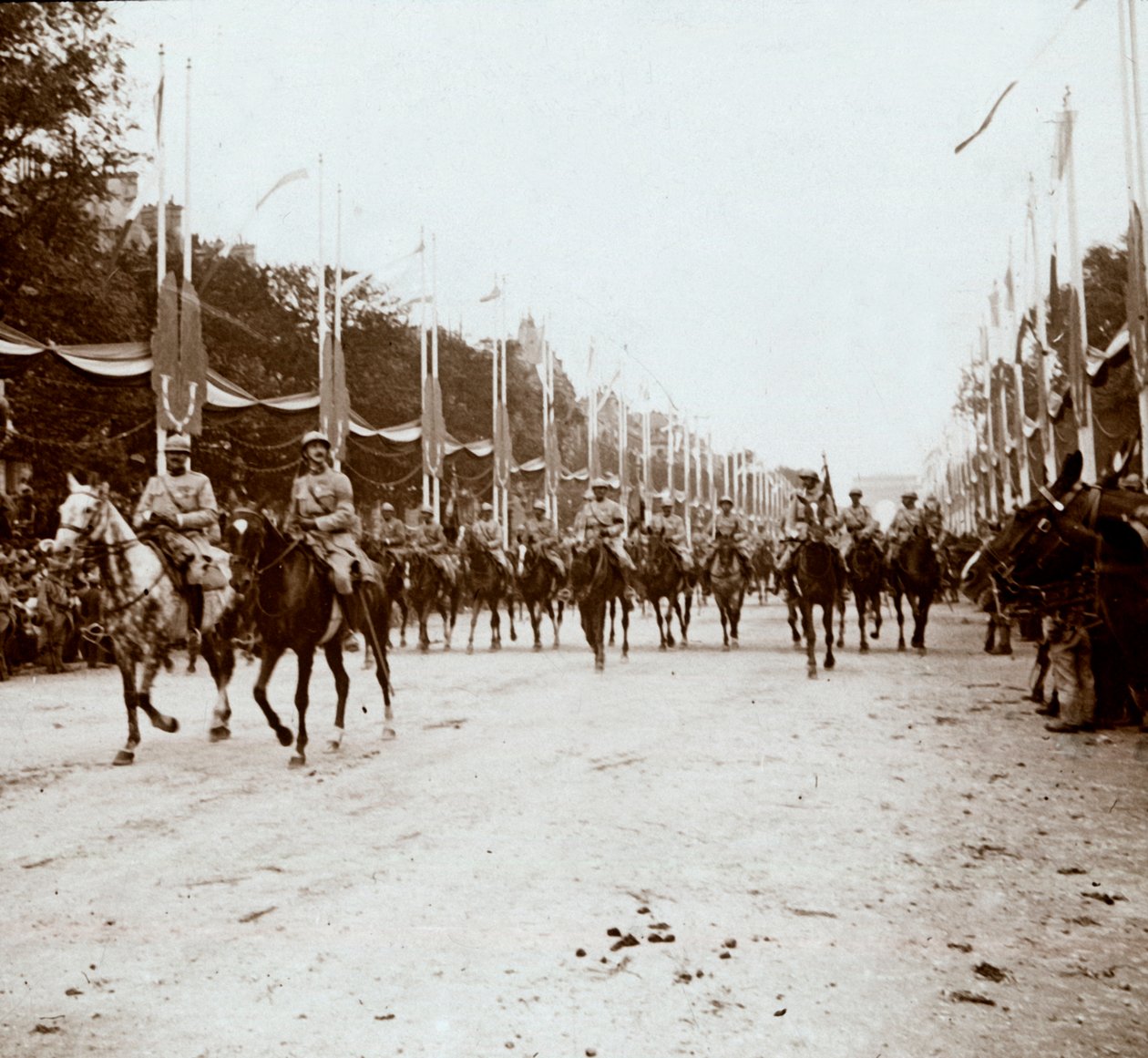 Oficiais montados, desfile da vitória, Paris, França, c1918-c1919 de Unbekannt